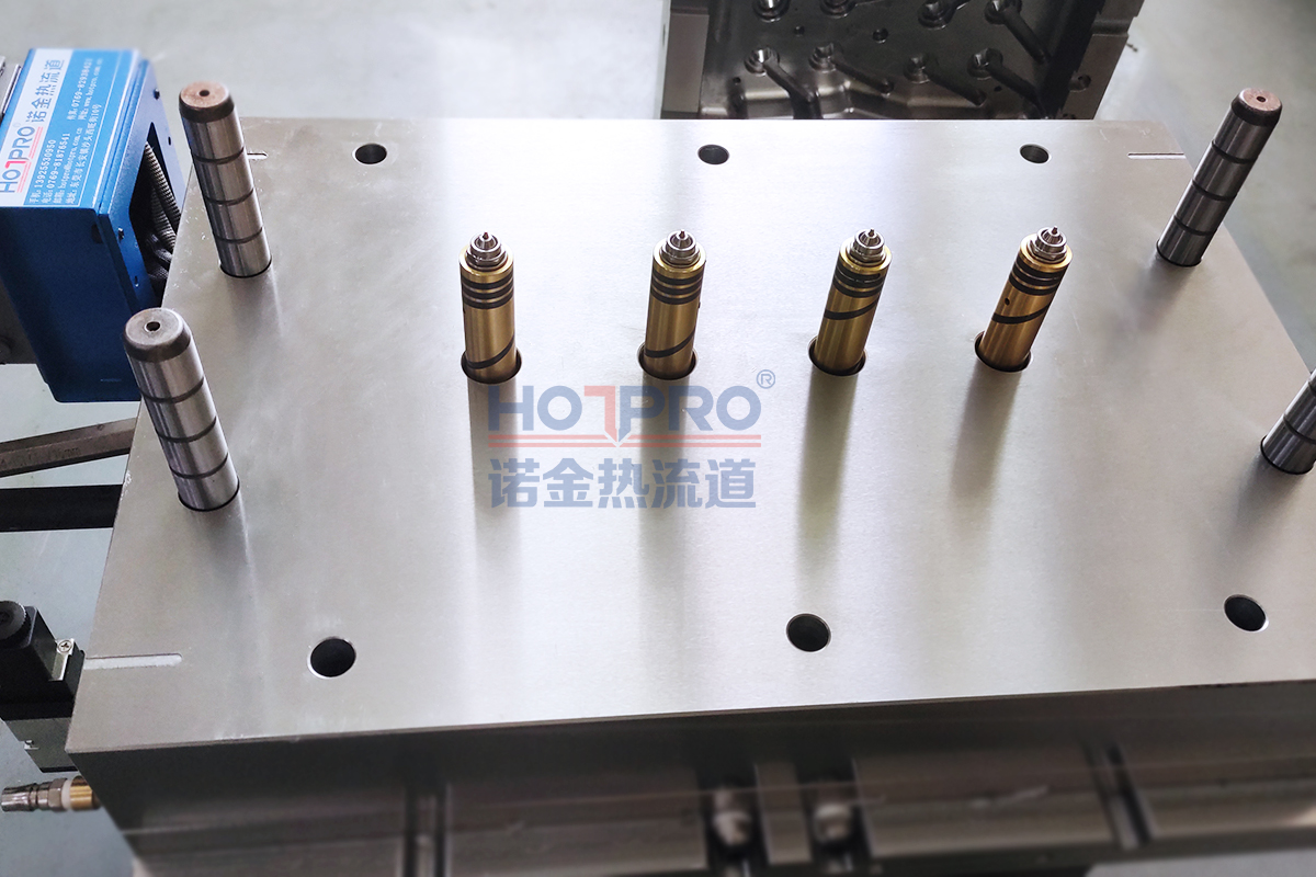 1出4  针阀式热半模系统（tǒng）