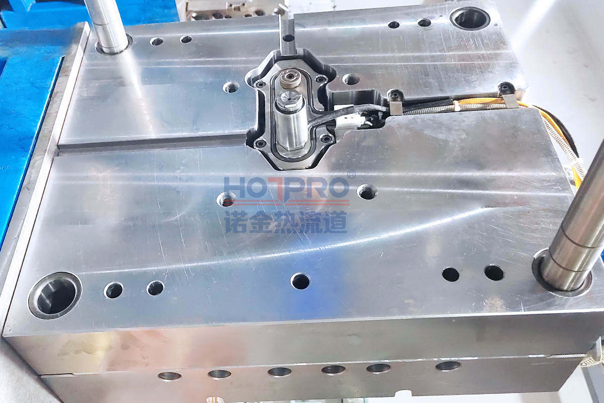 1出1  开放式热半（bàn）模系统