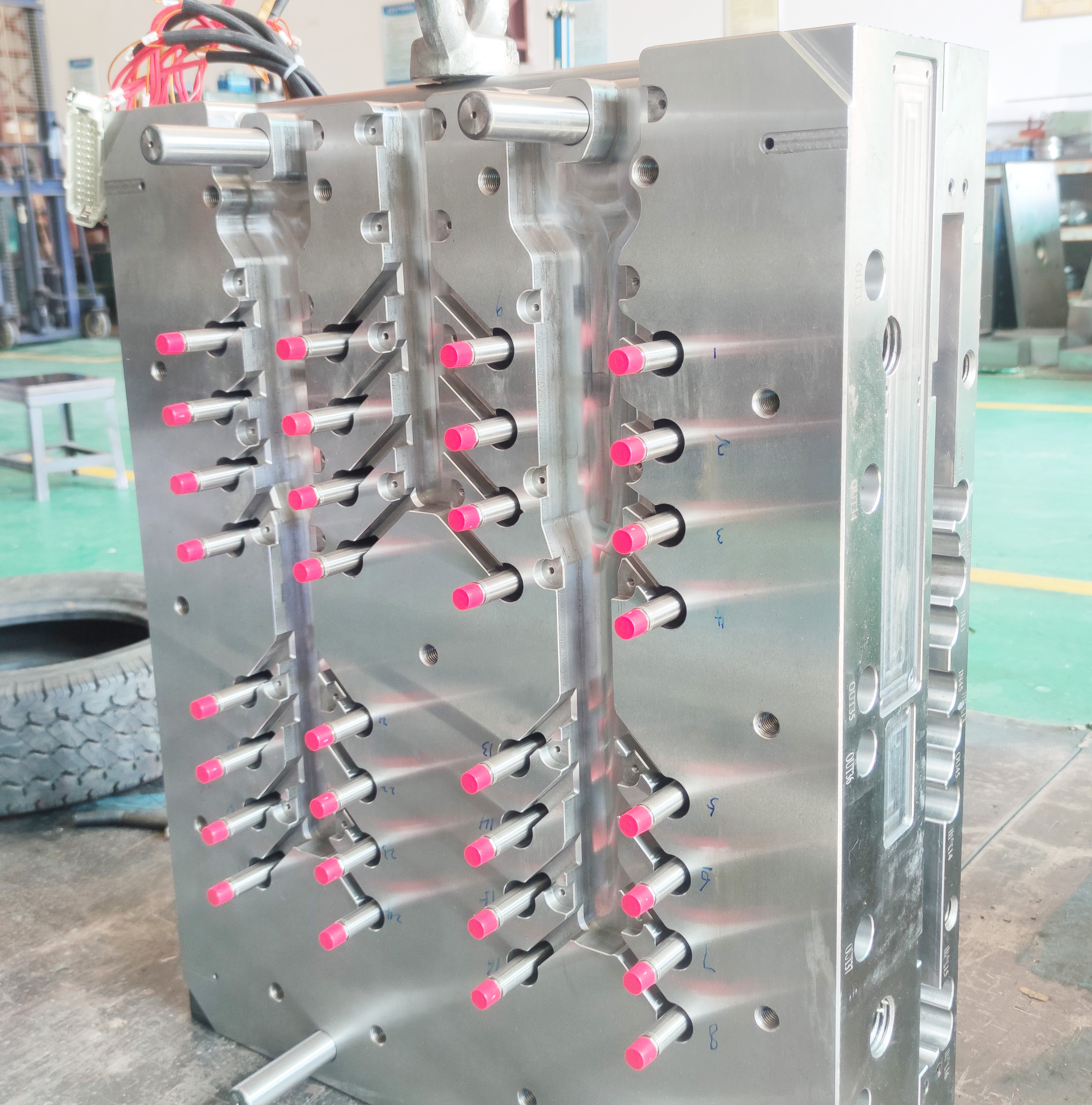 一出（chū）32针阀式热流道